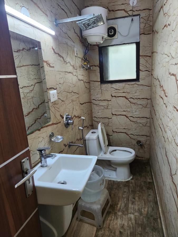 Hotel Cozy Cave Neu-Delhi Exterior foto