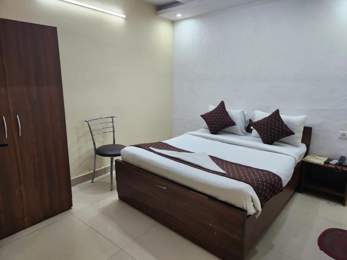 Hotel Cozy Cave Neu-Delhi Exterior foto
